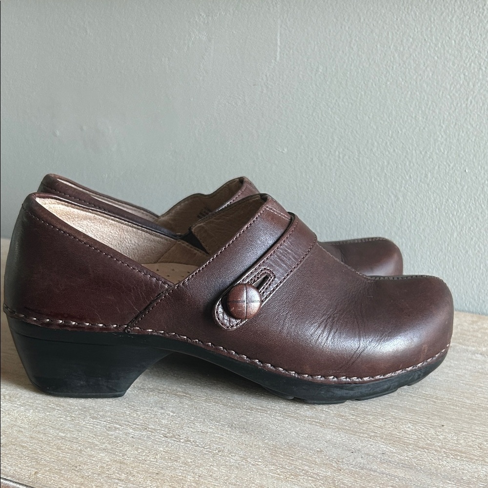 Dansko women’s vintage inspired Bohemian, Boho chic brown classic clogs size 39​